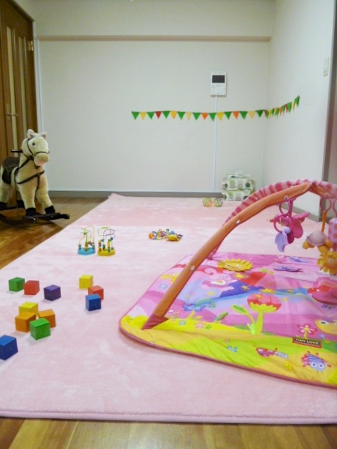 専用のマットが敷かれた託児室では、預かるお子さんに合わせたおもちゃを用意