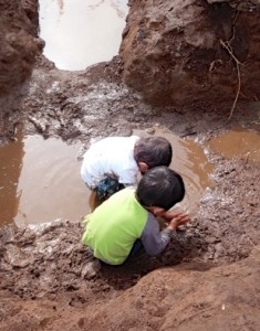 水たまりでの泥遊びは子どもたちの1番人気