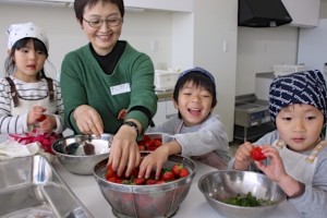 ご飯を作る回の深津さんと子どもたち それぞれ出来ることで楽しく参加 