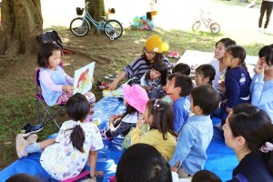 週末の公園開催では子どもが好きな本をみんなに読む企画も　みんな絵本に集中しています！