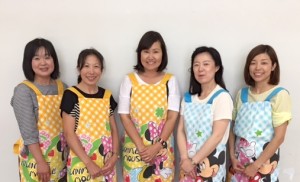 真ん中に岡本麗子さん、左からスタッフの野村さん、蓑田さん、河野さん、岩崎さん